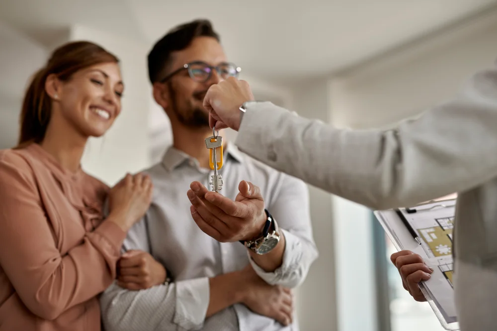 closeup-real-estate-agent-givi